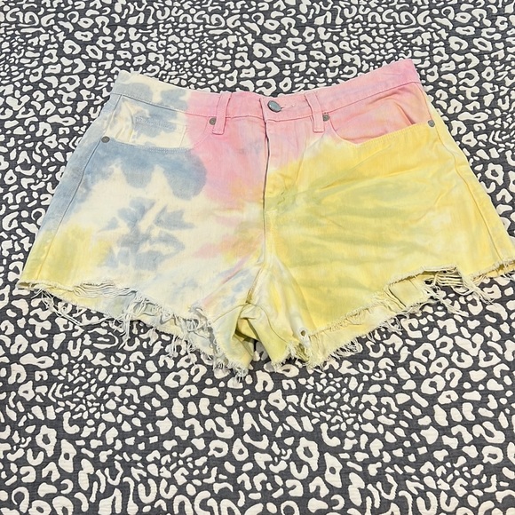 Women’s size 30 BLANKNYC tie-dye jean short.        Style - THE BARROW - Picture 1 of 7